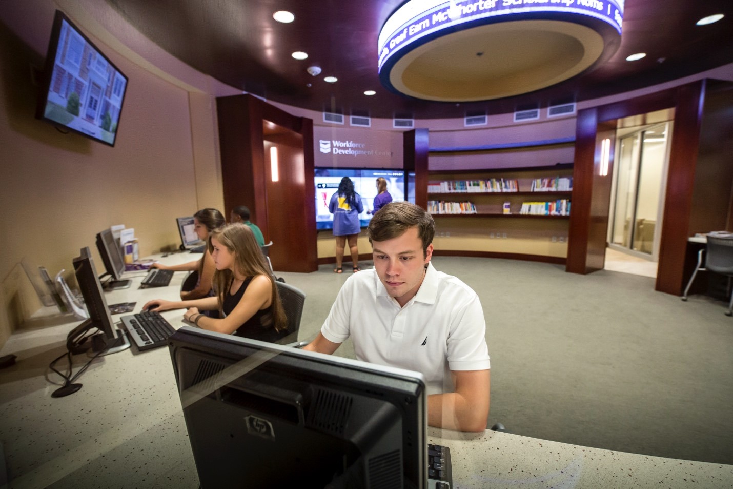 Students work at computers at the LSU Olinde Career Center Workforce Devlopment Cener and career library.