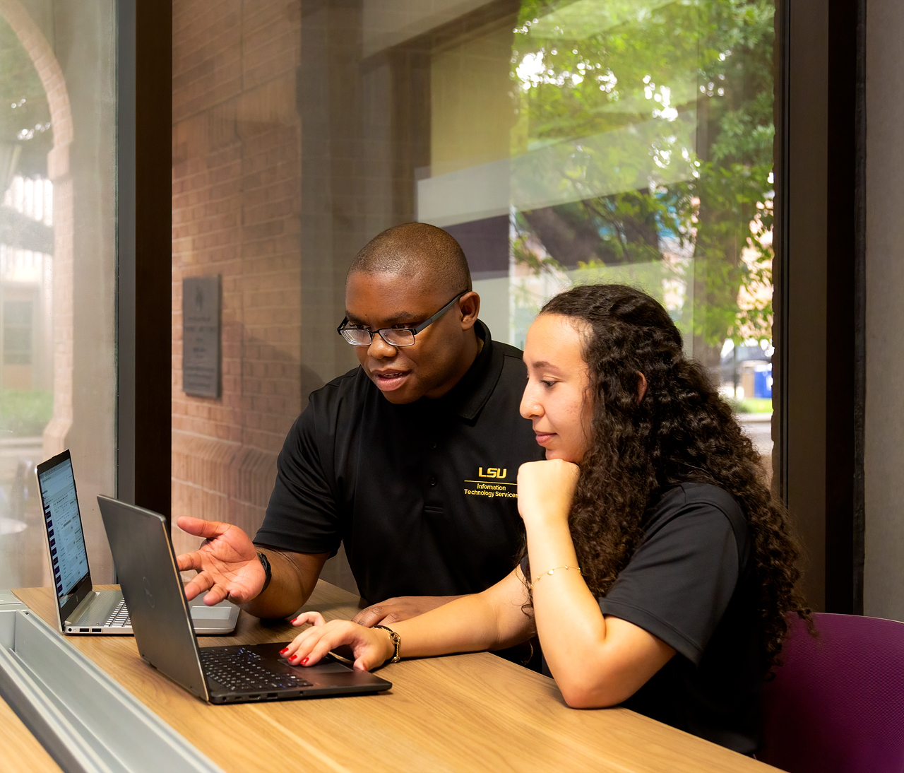 ITS Service Desk Personnel Helping Student